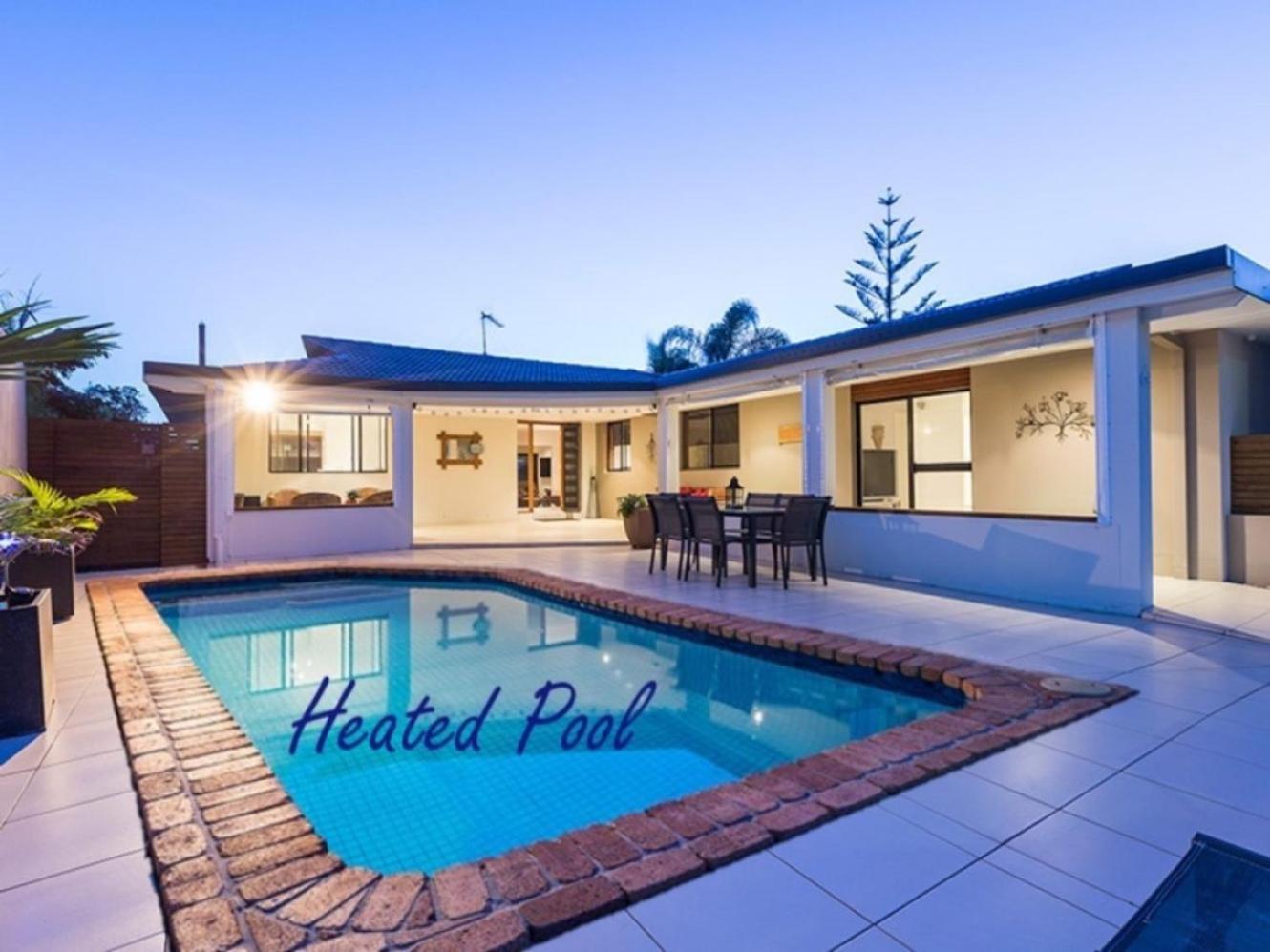 Reflections Broadbeach- Heated Pool! Complete Waterfront Entertainer With Huge Deck, Pool Table And Pontoon Holiday home Gold Coast