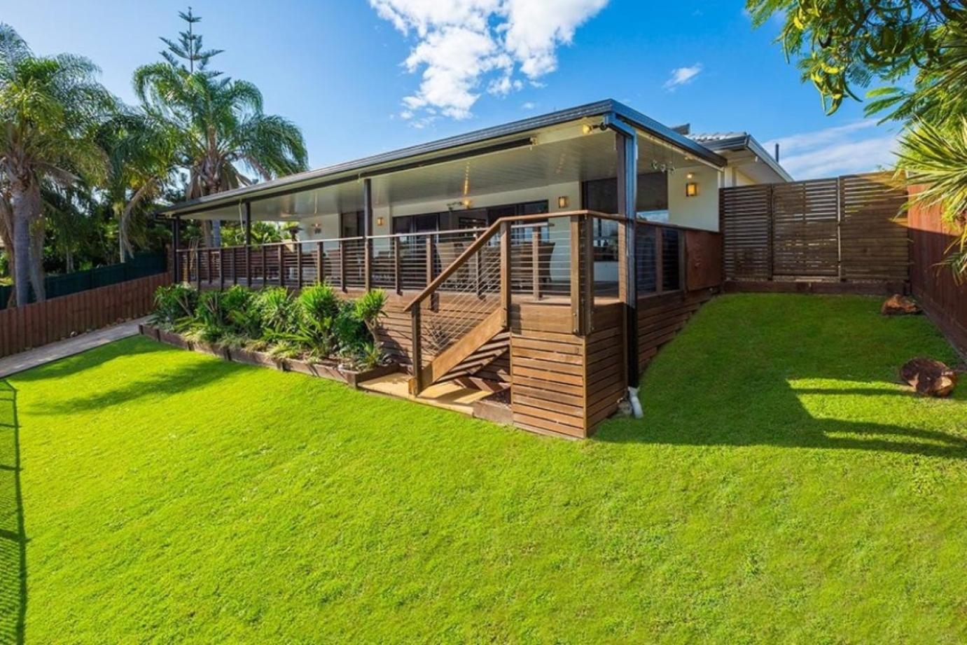 Holiday home Reflections Broadbeach- Heated Pool! Complete Waterfront Entertainer With Huge Deck, Pool Table And Pontoon