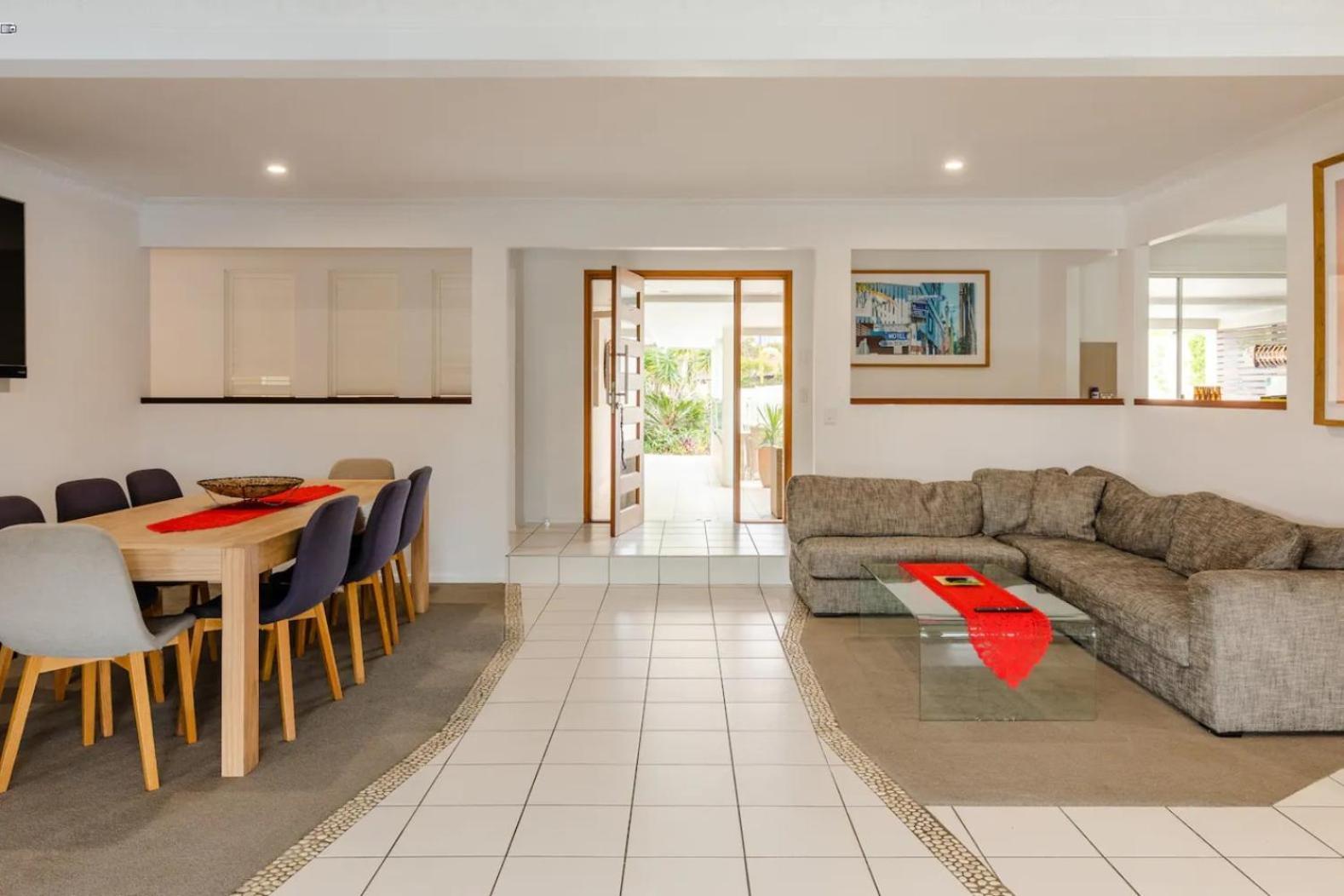 Holiday home Reflections Broadbeach- Heated Pool! Complete Waterfront Entertainer With Huge Deck, Pool Table And Pontoon