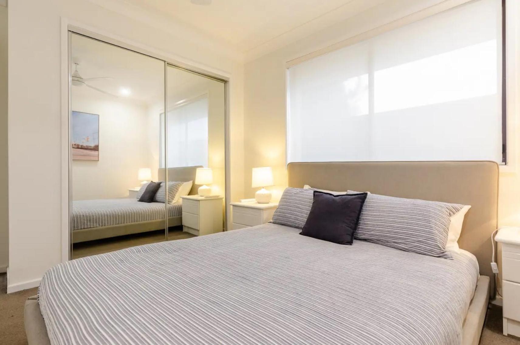 Reflections Broadbeach- Heated Pool! Complete Waterfront Entertainer With Huge Deck, Pool Table And Pontoon Holiday home Gold Coast