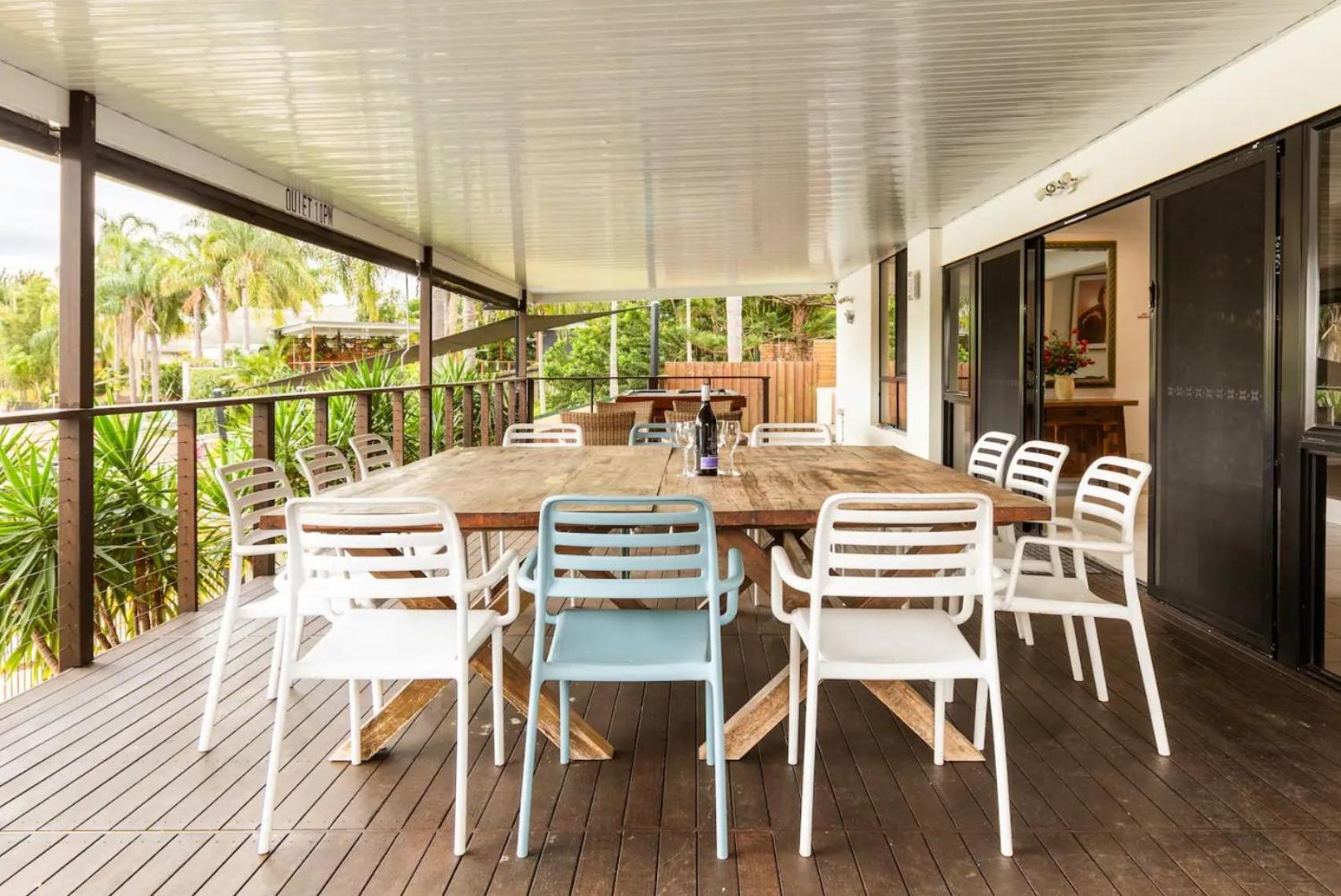 Reflections Broadbeach- Heated Pool! Complete Waterfront Entertainer With Huge Deck, Pool Table And Pontoon Holiday home Gold Coast