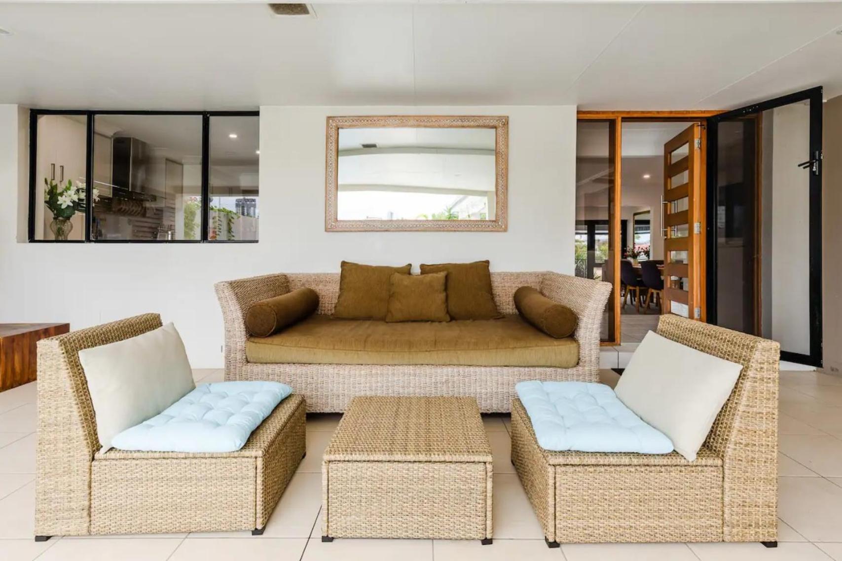 Reflections Broadbeach- Heated Pool! Complete Waterfront Entertainer With Huge Deck, Pool Table And Pontoon *