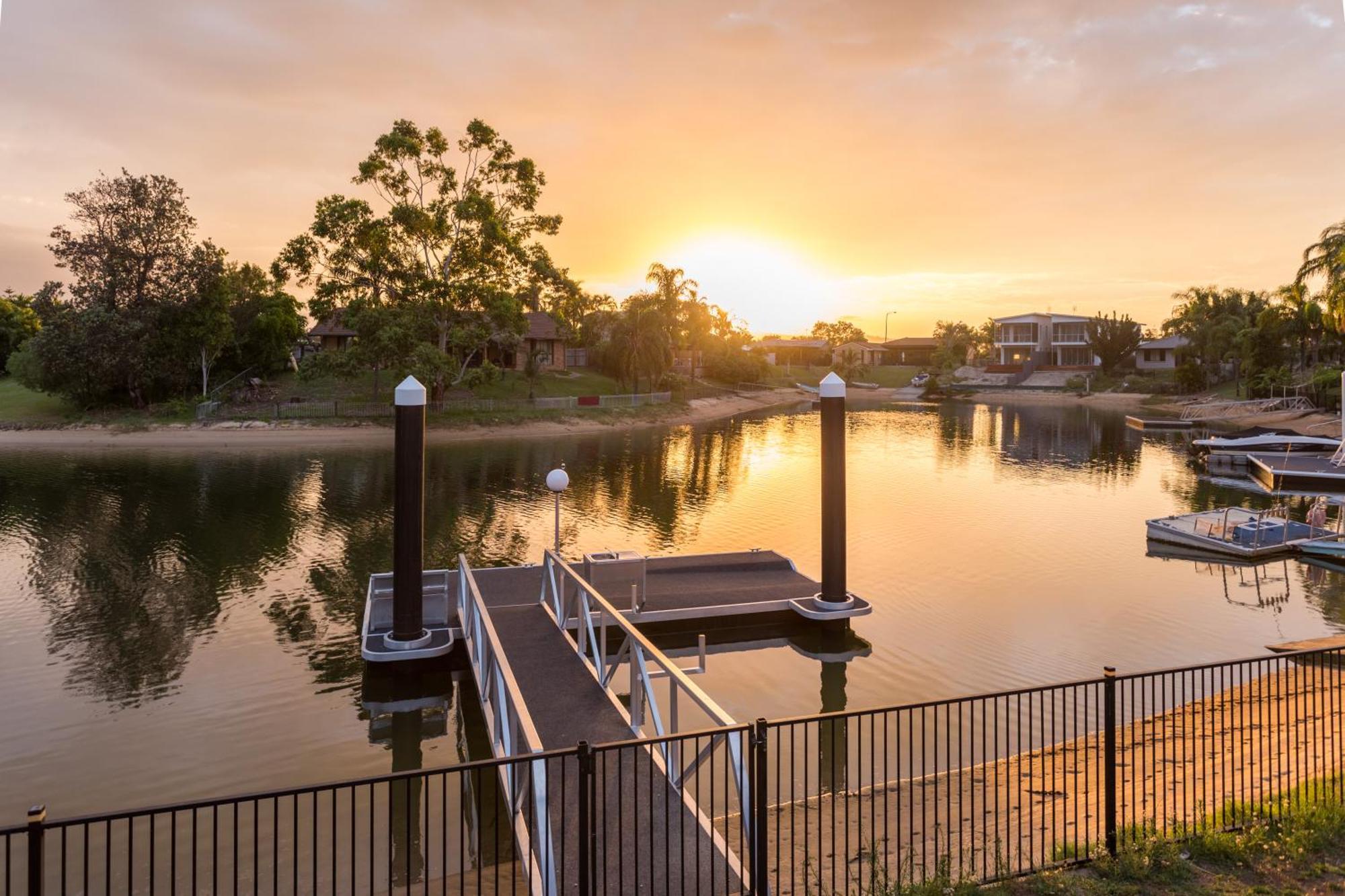 Reflections Broadbeach- Heated Pool! Complete Waterfront Entertainer With Huge Deck, Pool Table And Pontoon Holiday home Gold Coast