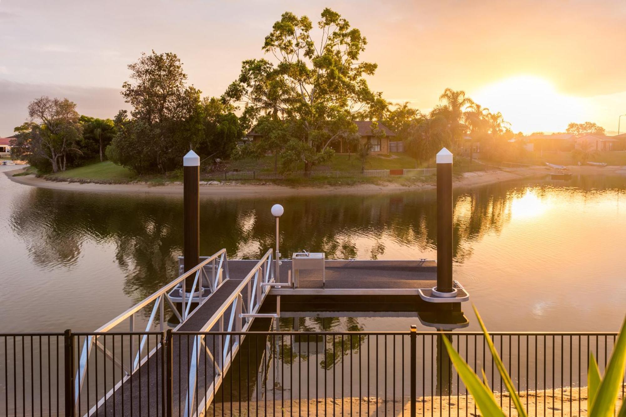 Reflections Broadbeach- Heated Pool! Complete Waterfront Entertainer With Huge Deck, Pool Table And Pontoon Holiday home