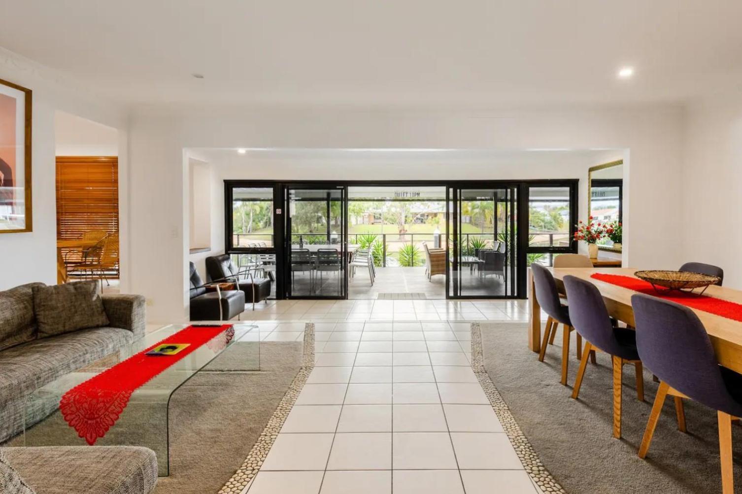 Reflections Broadbeach- Heated Pool! Complete Waterfront Entertainer With Huge Deck, Pool Table And Pontoon Holiday home