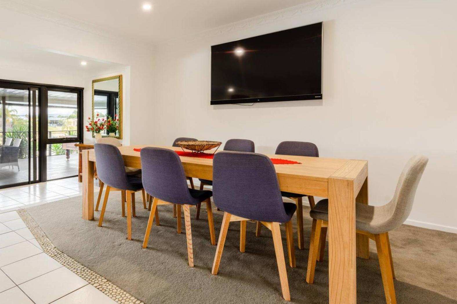 Holiday home Reflections Broadbeach- Heated Pool! Complete Waterfront Entertainer With Huge Deck, Pool Table And Pontoon *