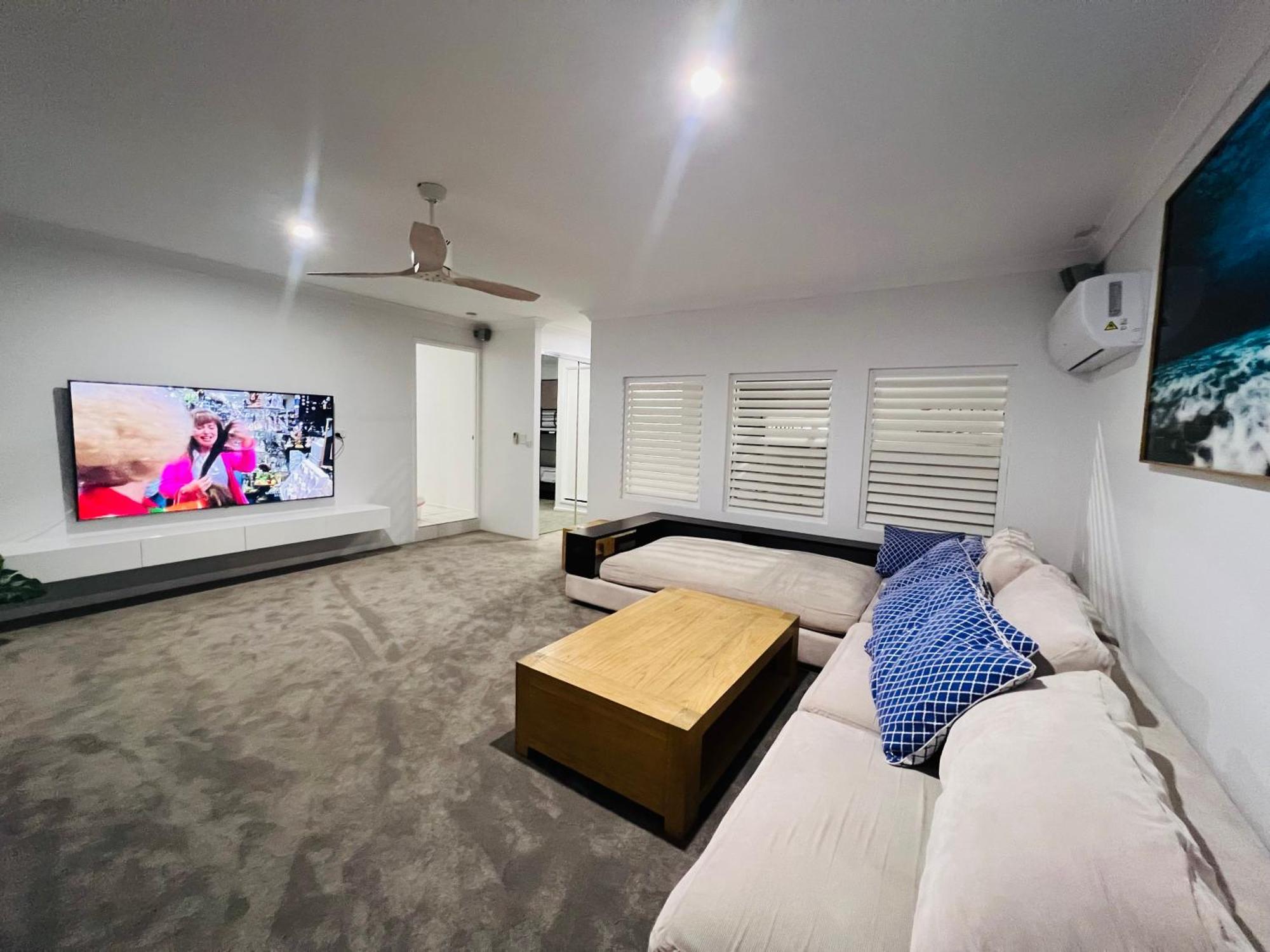 Reflections Broadbeach- Heated Pool! Complete Waterfront Entertainer With Huge Deck, Pool Table And Pontoon *