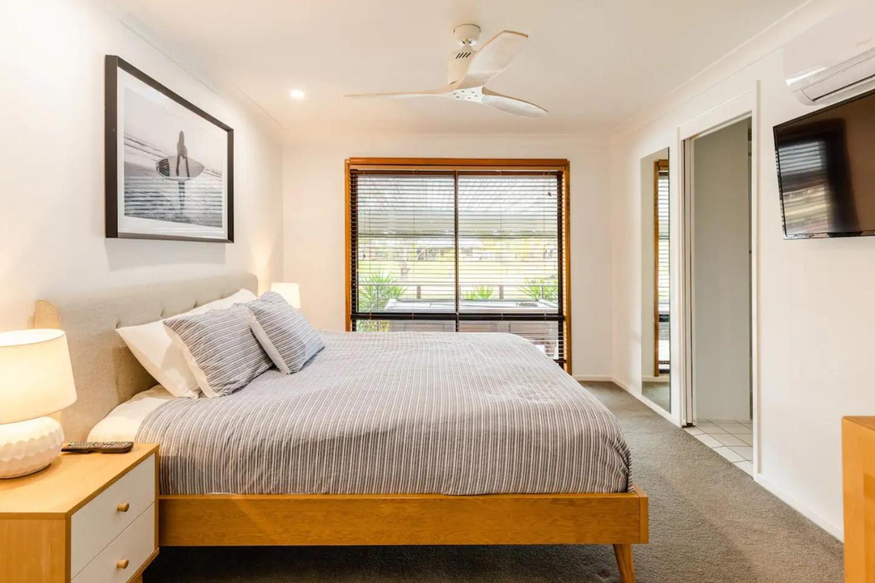 Holiday home Reflections Broadbeach- Heated Pool! Complete Waterfront Entertainer With Huge Deck, Pool Table And Pontoon