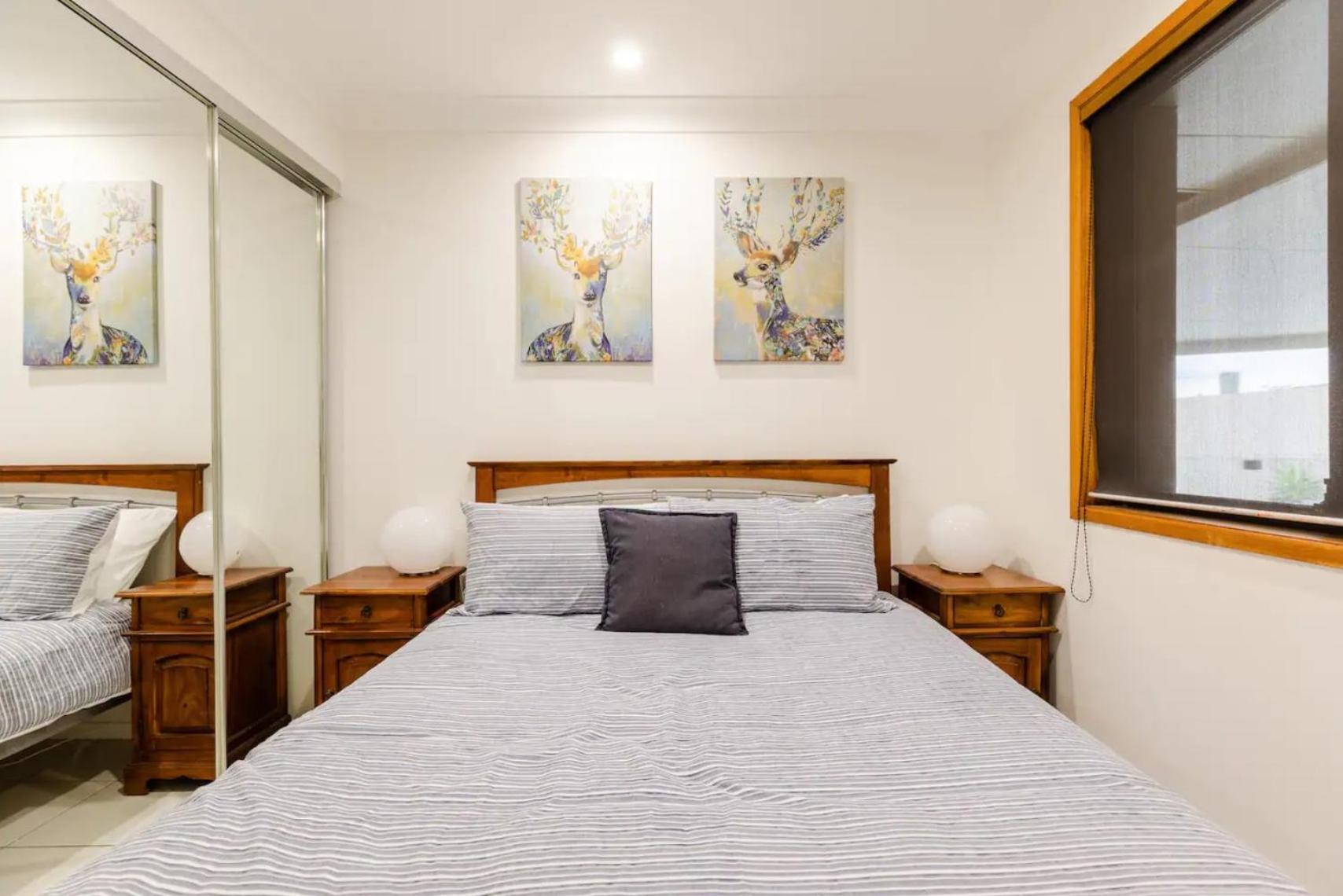 Holiday home Reflections Broadbeach- Heated Pool! Complete Waterfront Entertainer With Huge Deck, Pool Table And Pontoon Gold Coast