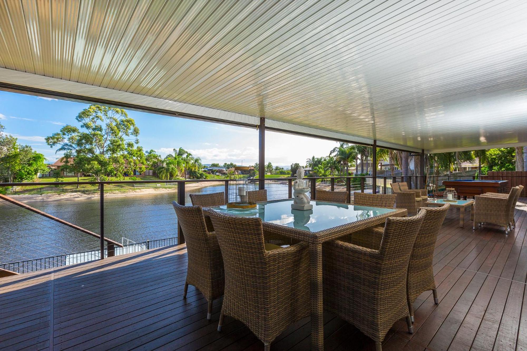Holiday home Reflections Broadbeach- Heated Pool! Complete Waterfront Entertainer With Huge Deck, Pool Table And Pontoon