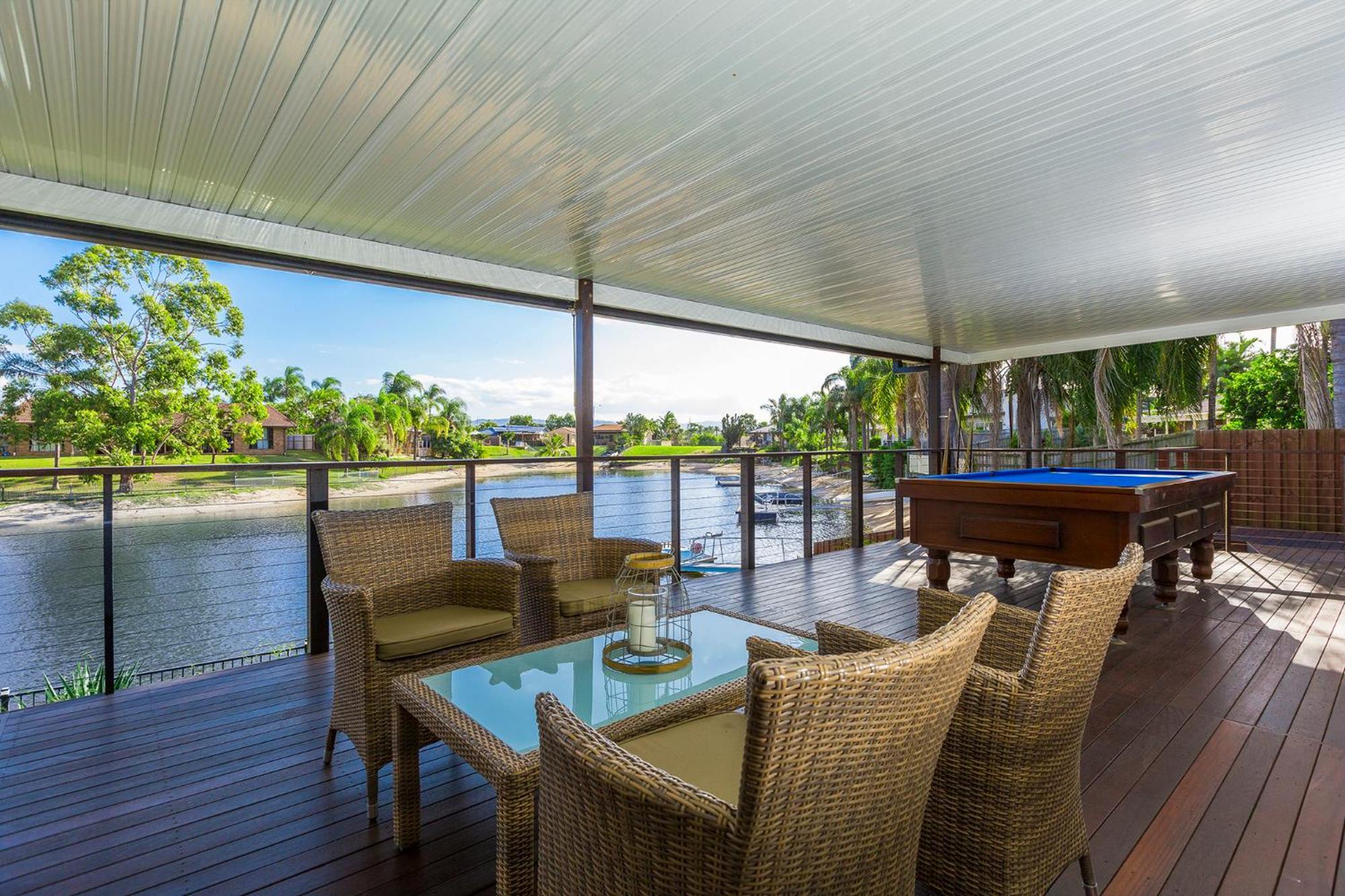 Holiday home Reflections Broadbeach- Heated Pool! Complete Waterfront Entertainer With Huge Deck, Pool Table And Pontoon *