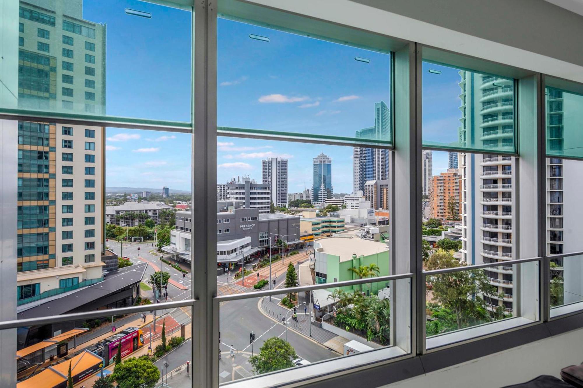 Q Tower In Surfers Paradise - From Level 3 - Self Contained & Privately Managed - Wow Apartment *