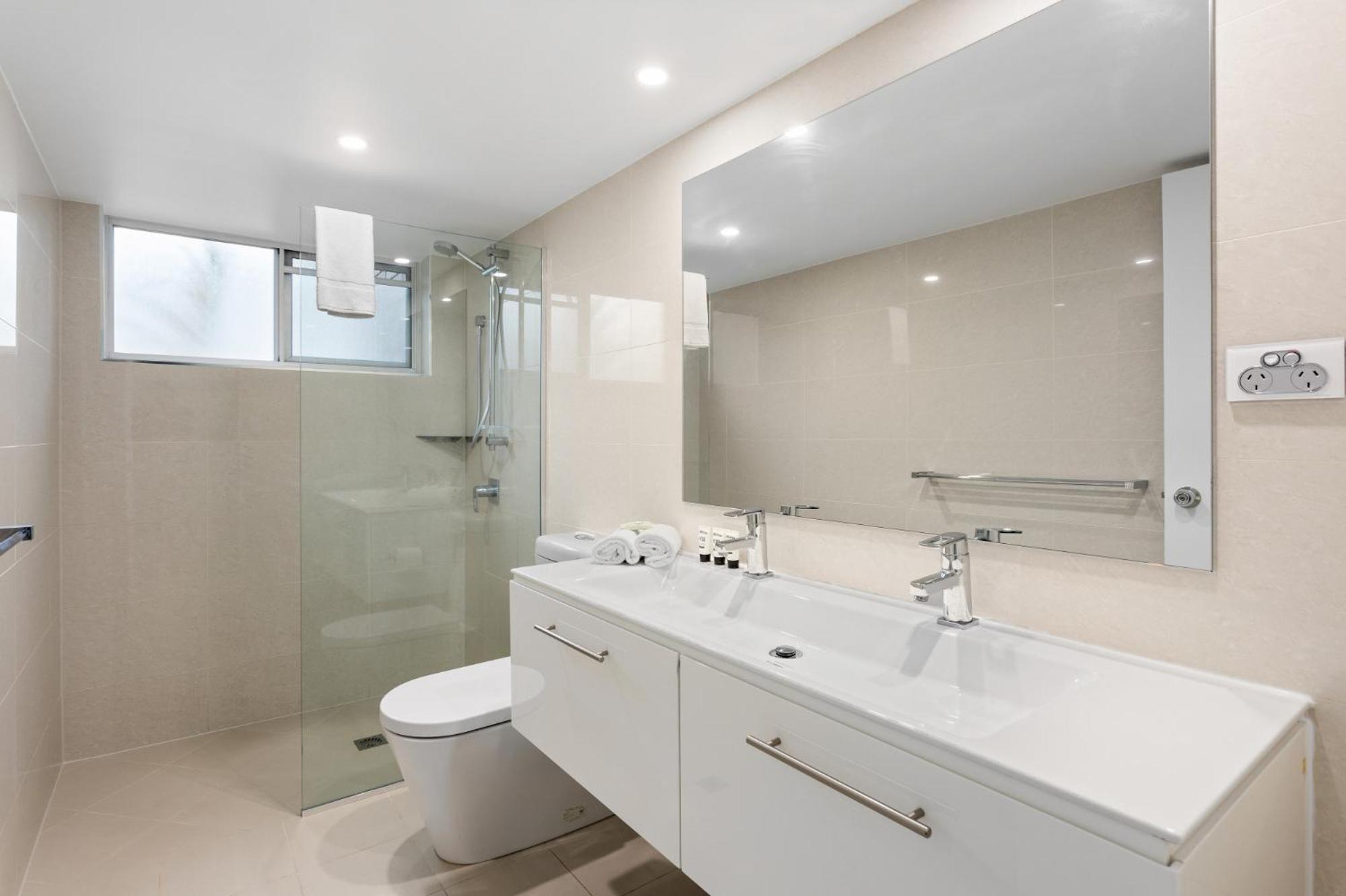 Apartment Wake To Waves In Spacious 3-bed Beachfront Unit *