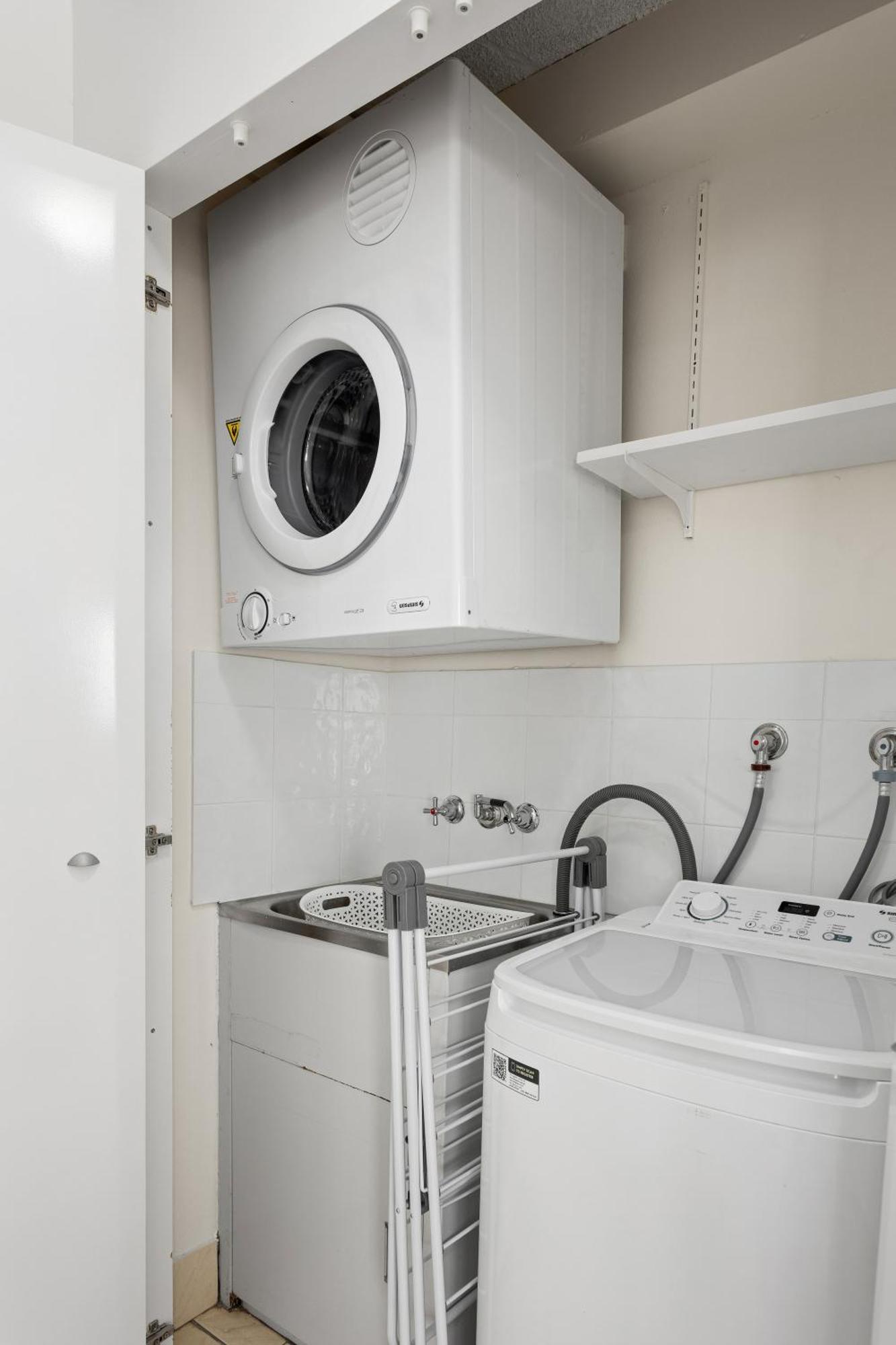 Wake To Waves In Spacious 3-bed Beachfront Unit Apartment *