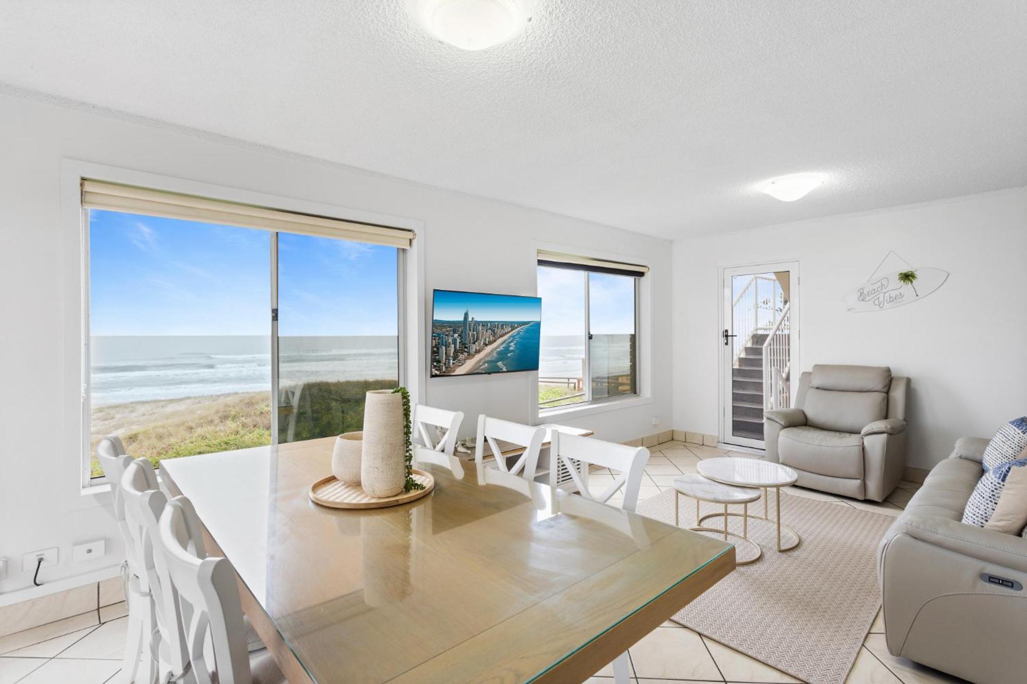 Wake To Waves In Spacious 3-bed Beachfront Unit Apartment *
