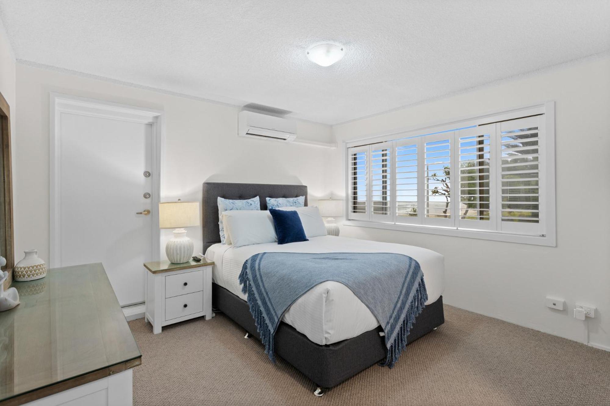 Wake To Waves In Spacious 3-bed Beachfront Unit Apartment *