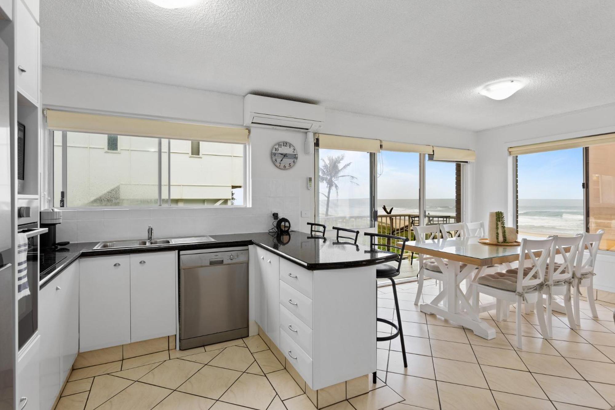 Wake To Waves In Spacious 3-bed Beachfront Unit Apartment *