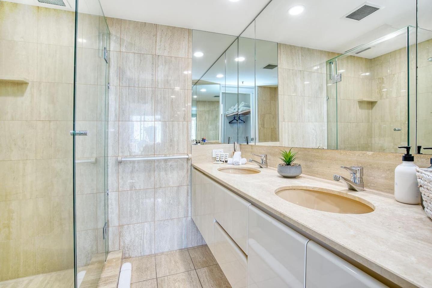 Apartment Retro Main Hidden Gem With Waterfront Views Gold Coast