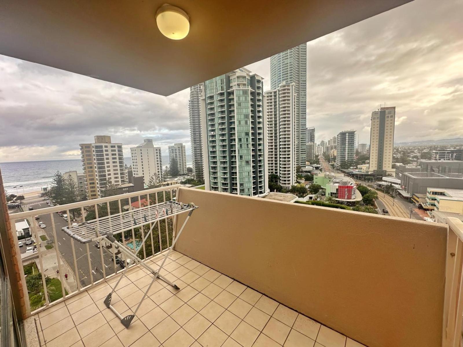 Surfers Private Apartment *