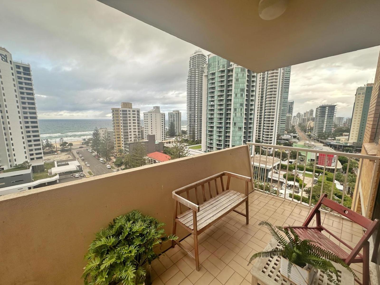 Surfers Private Apartment