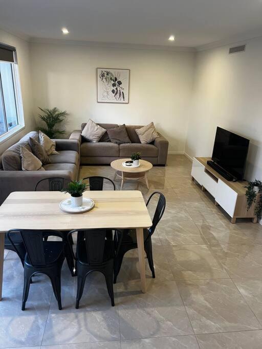 Townhouse In Hope Island