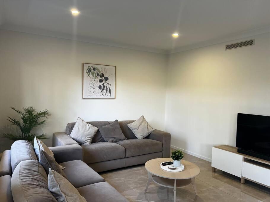Townhouse In Hope Island * Gold Coast