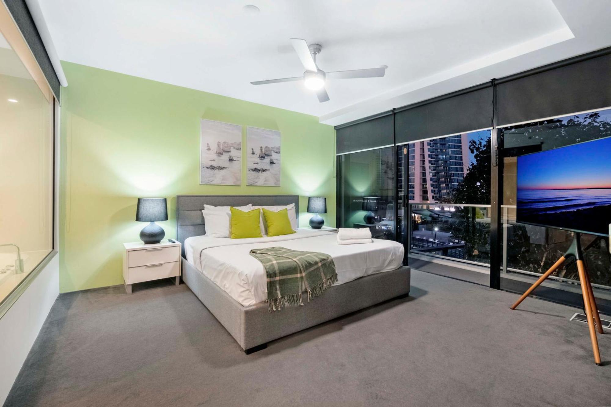 Circle On Cavill - Self Contained & Privately Managed - Wow * Gold Coast