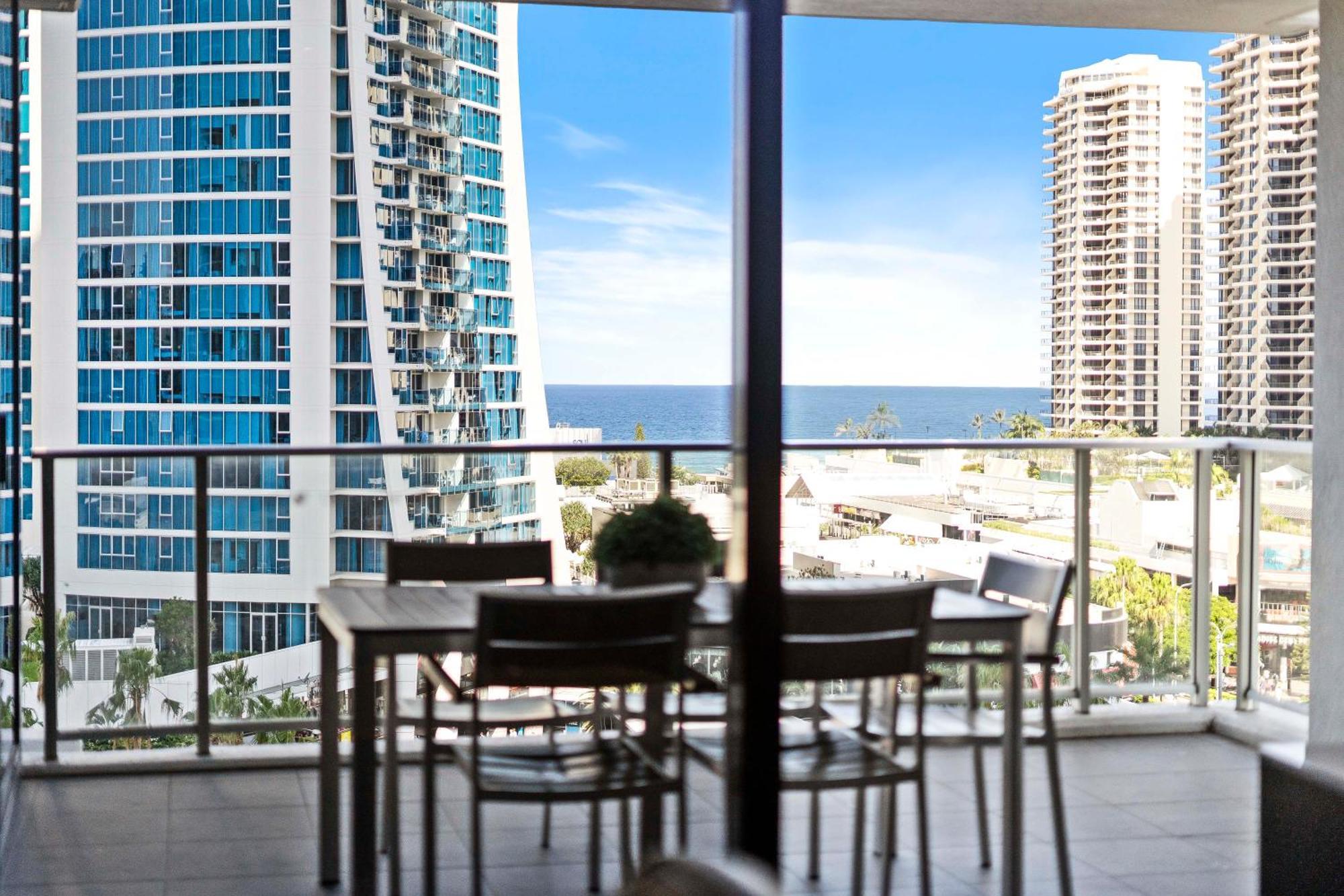 Circle On Cavill - Self Contained & Privately Managed - Wow Apartment *