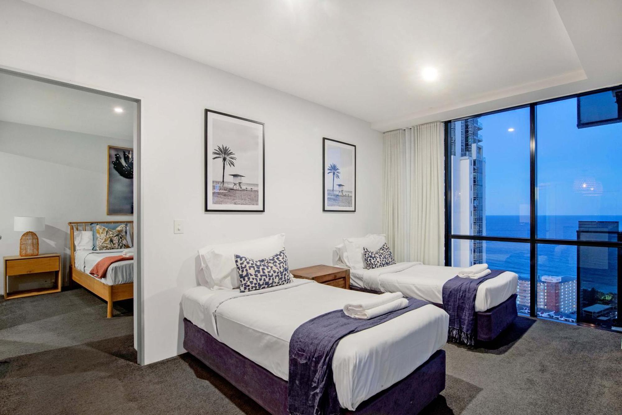 Apartment Ocean View With Balcony - Circle On Cavill - Location! - Self Contained & Privately Managed *