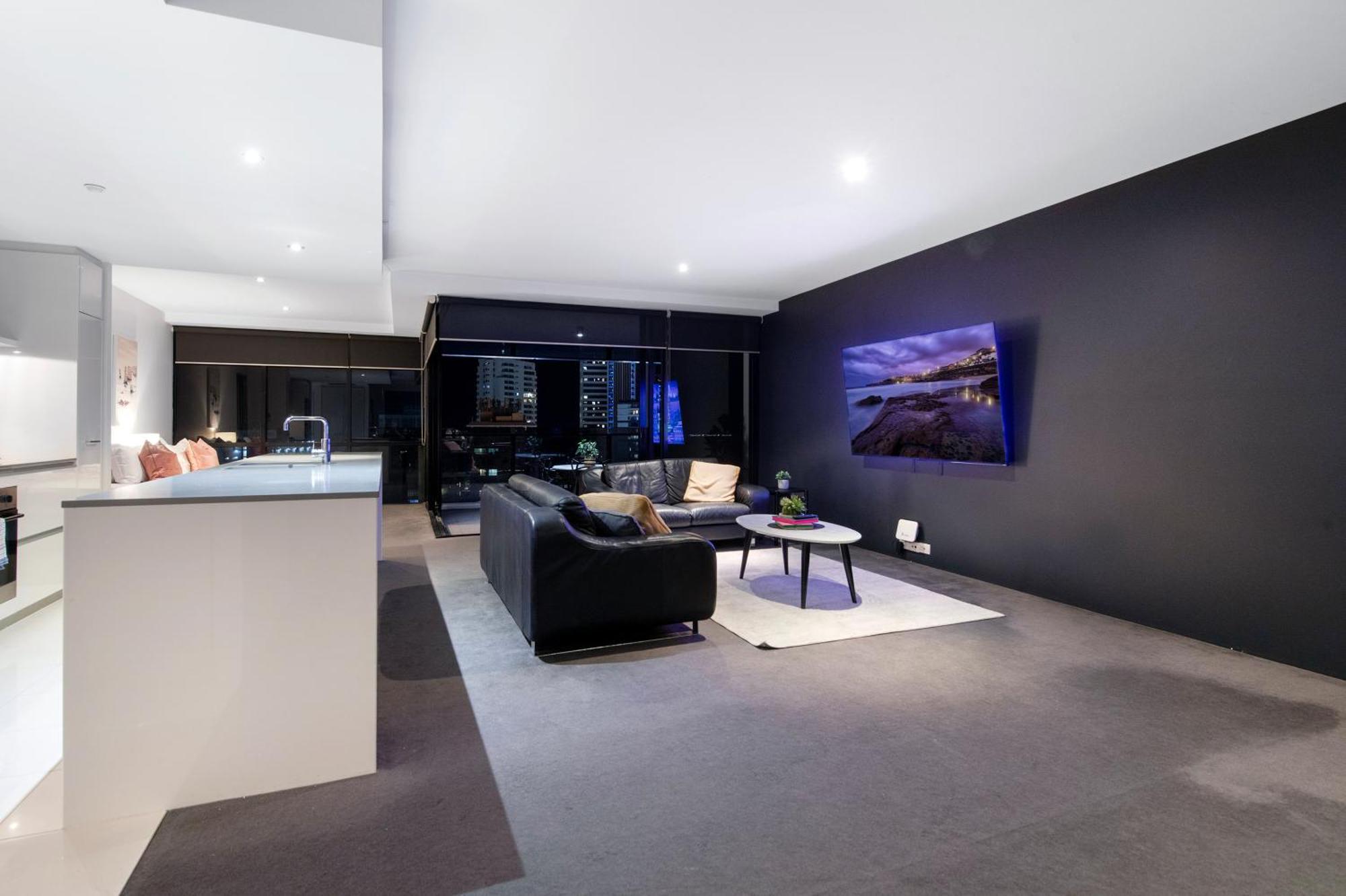 Ocean View With Balcony - Circle On Cavill - Location! - Self Contained & Privately Managed