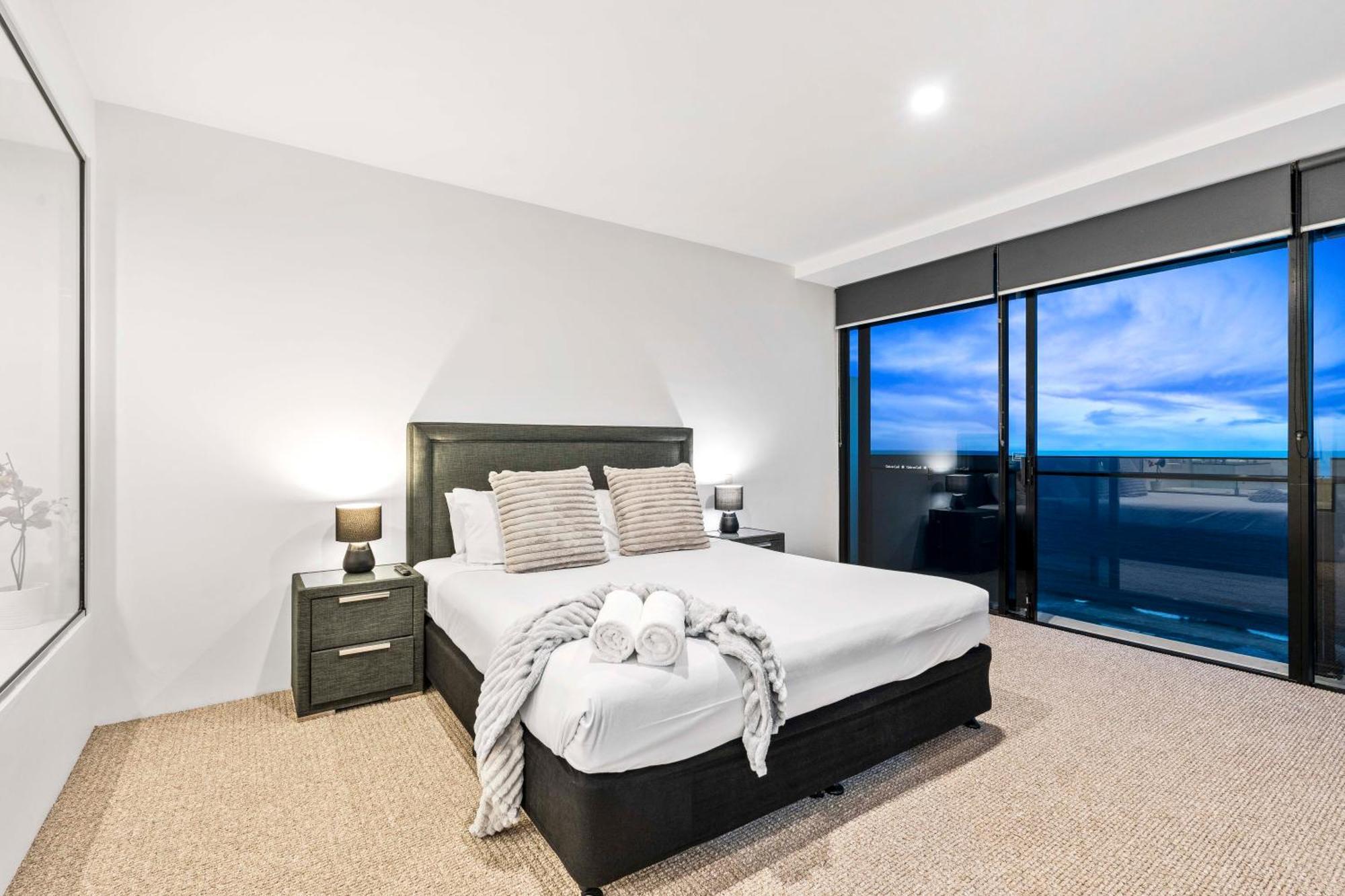 Ocean View With Balcony - Circle On Cavill - Location! - Self Contained & Privately Managed * Gold Coast