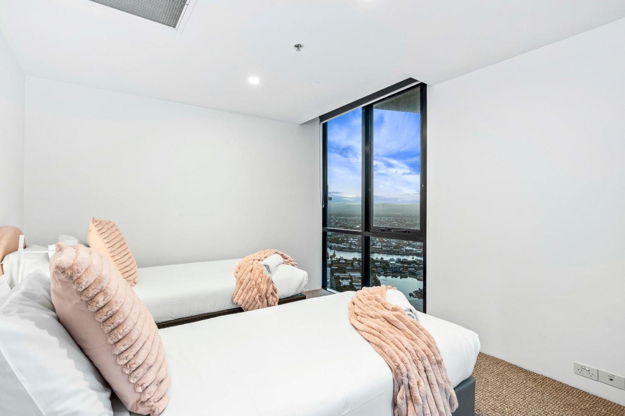 Ocean View With Balcony - Circle On Cavill - Location! - Self Contained & Privately Managed Apartment
