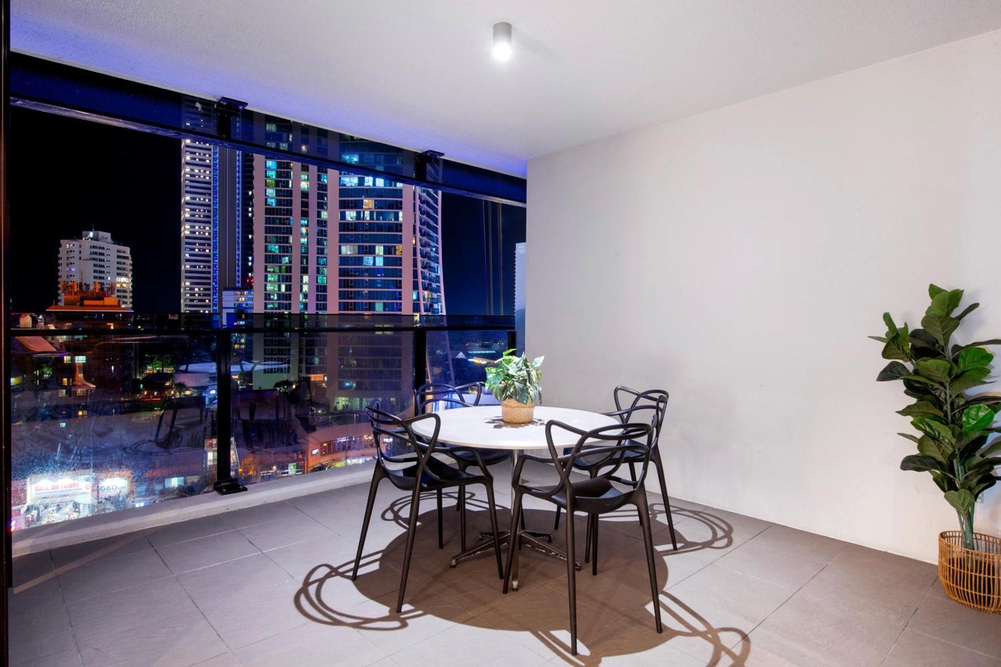 Ocean View With Balcony - Circle On Cavill - Location! - Self Contained & Privately Managed