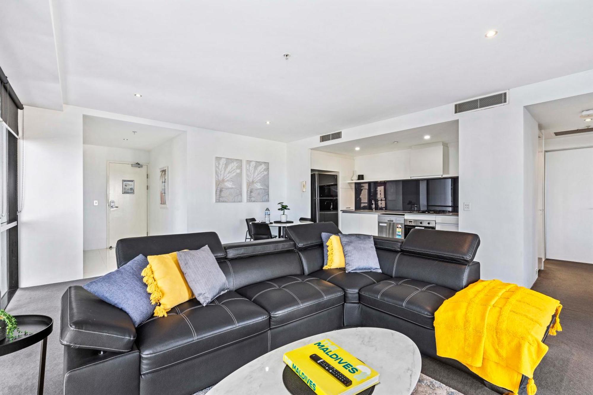 Ocean View With Balcony - Circle On Cavill - Location! - Self Contained & Privately Managed * Gold Coast
