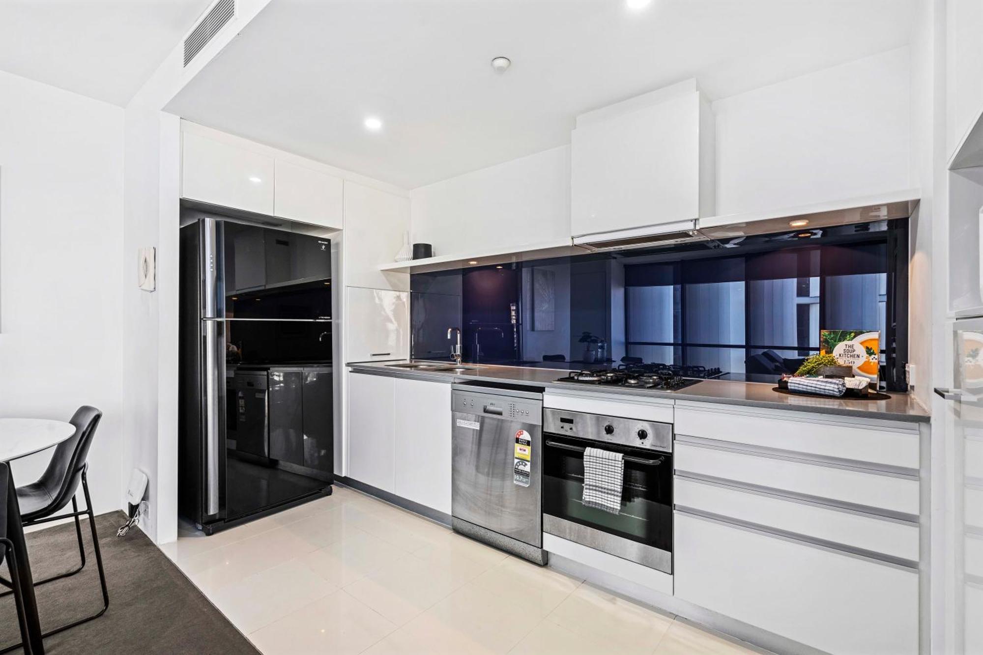 Apartment Ocean View With Balcony - Circle On Cavill - Location! - Self Contained & Privately Managed *