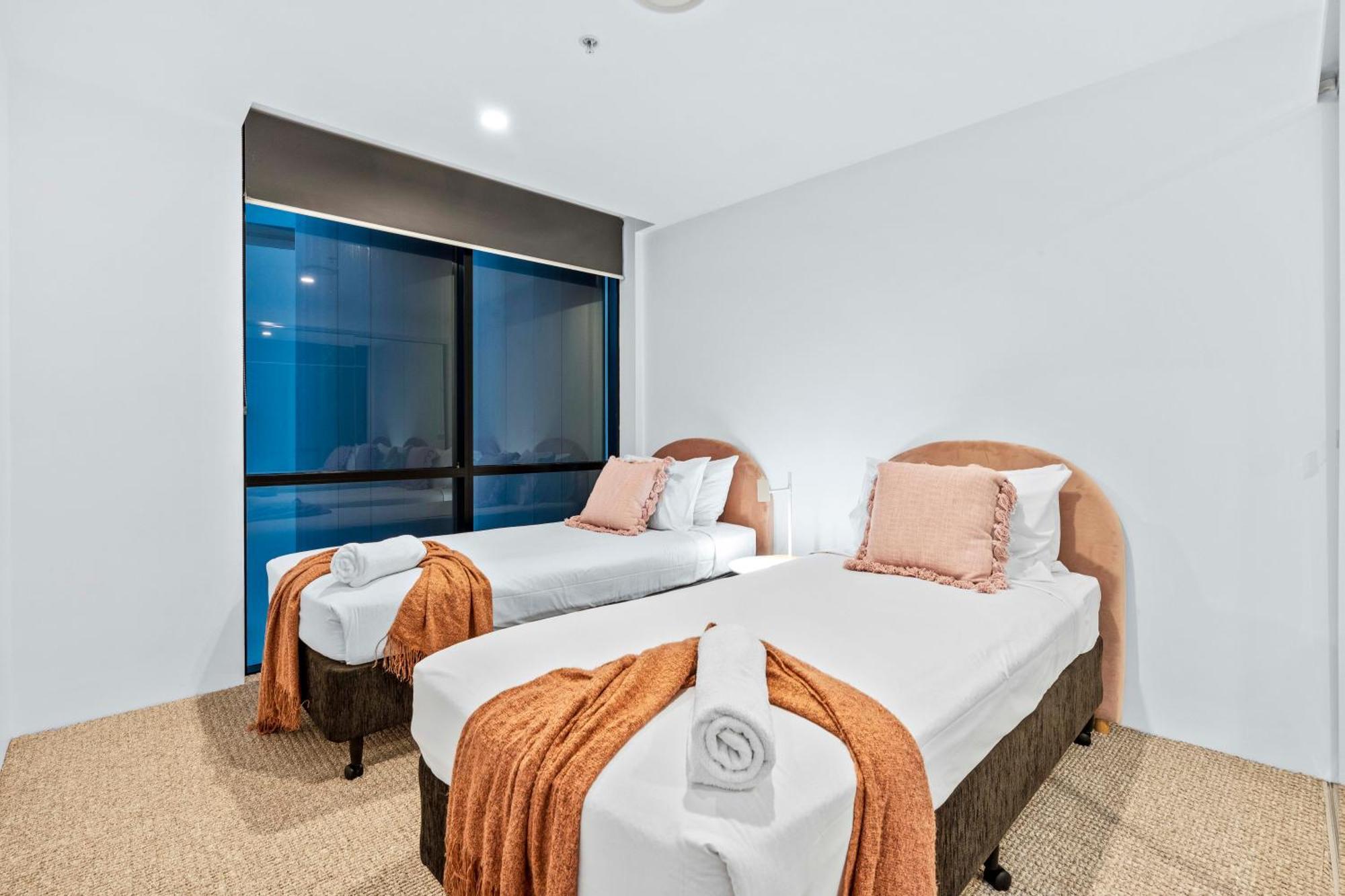 Apartment Ocean View With Balcony - Circle On Cavill - Location! - Self Contained & Privately Managed