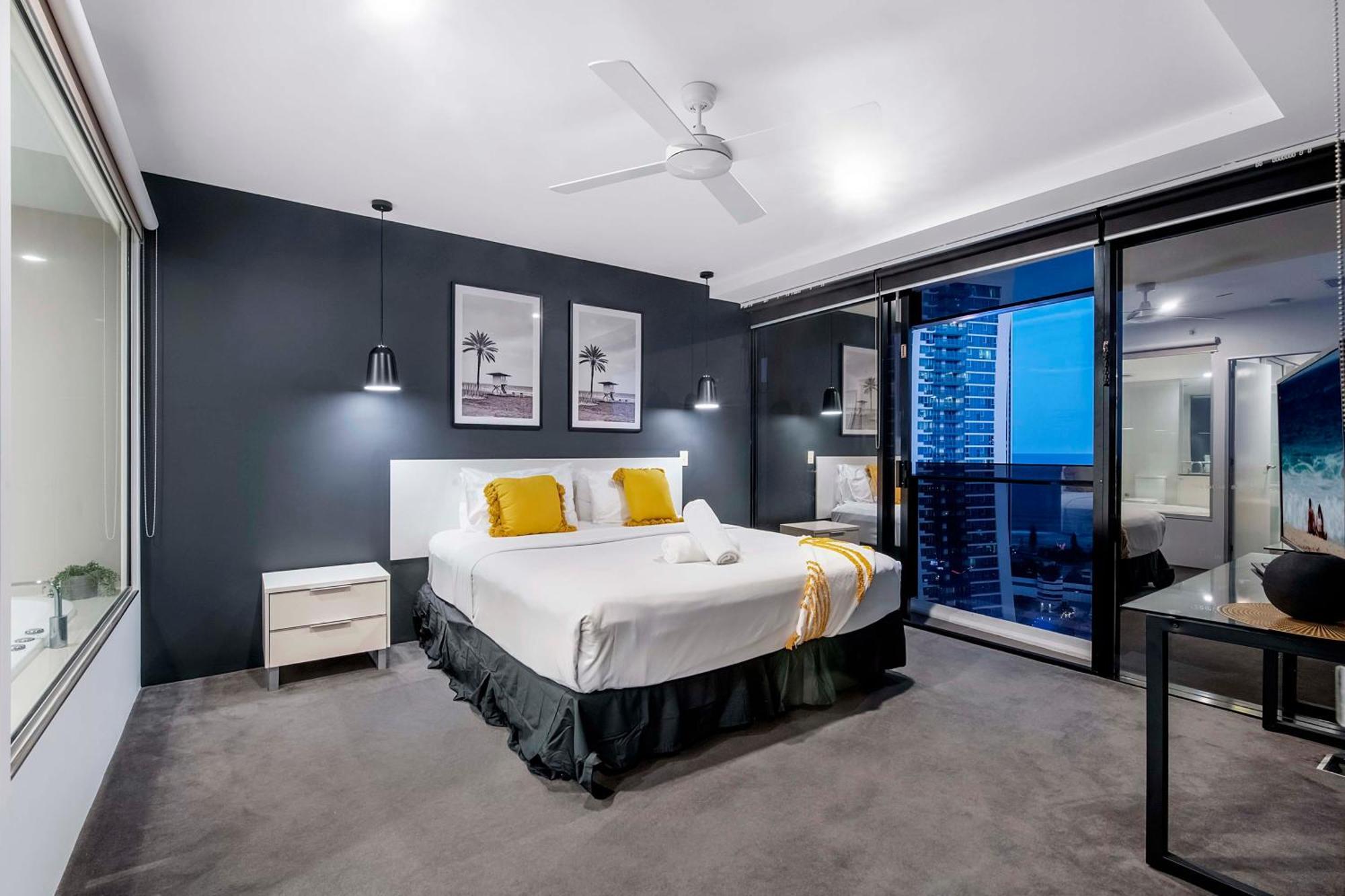 Ocean View With Balcony - Circle On Cavill - Location! - Self Contained & Privately Managed *