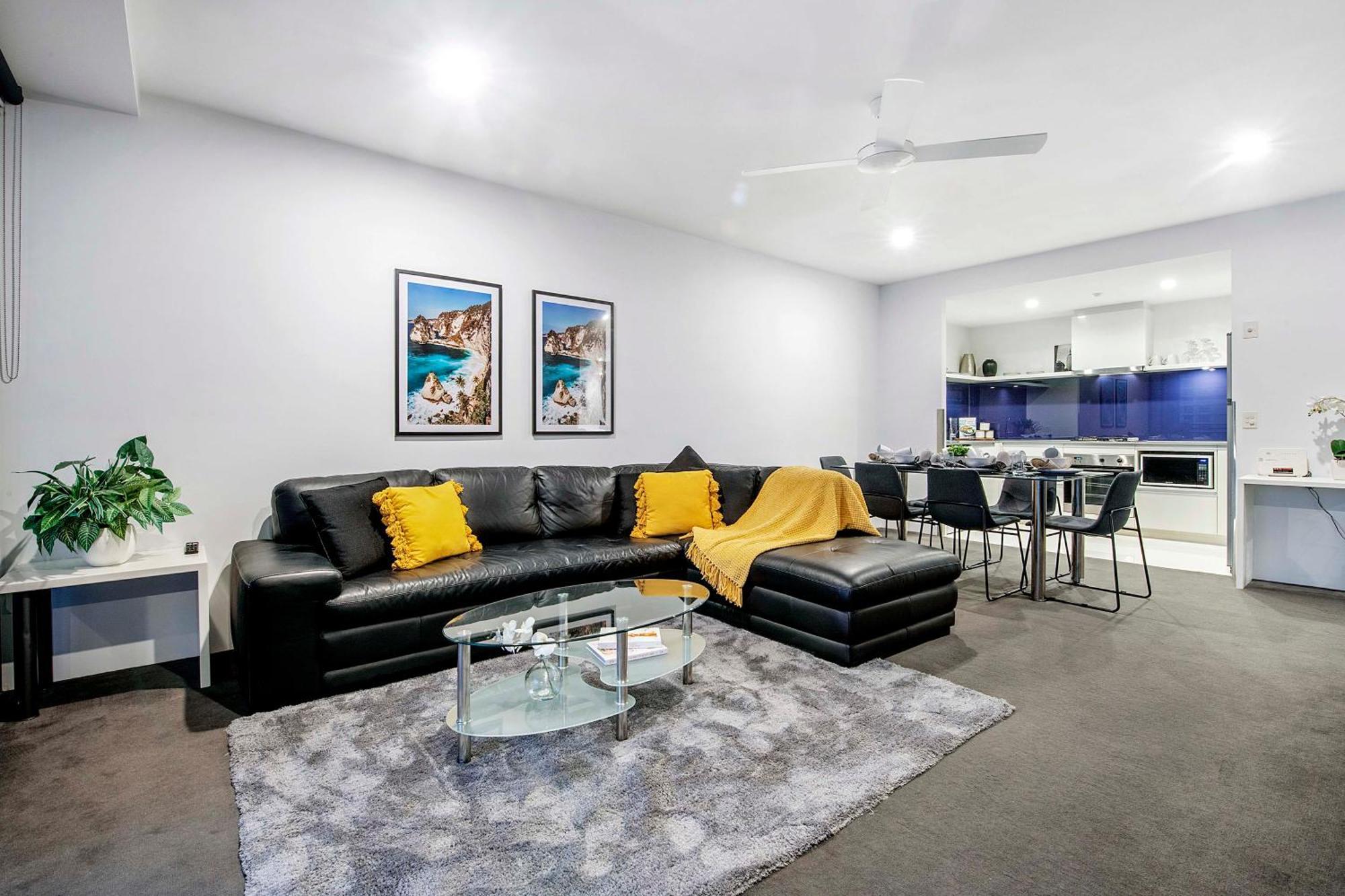 Ocean View With Balcony - Circle On Cavill - Location! - Self Contained & Privately Managed Gold Coast