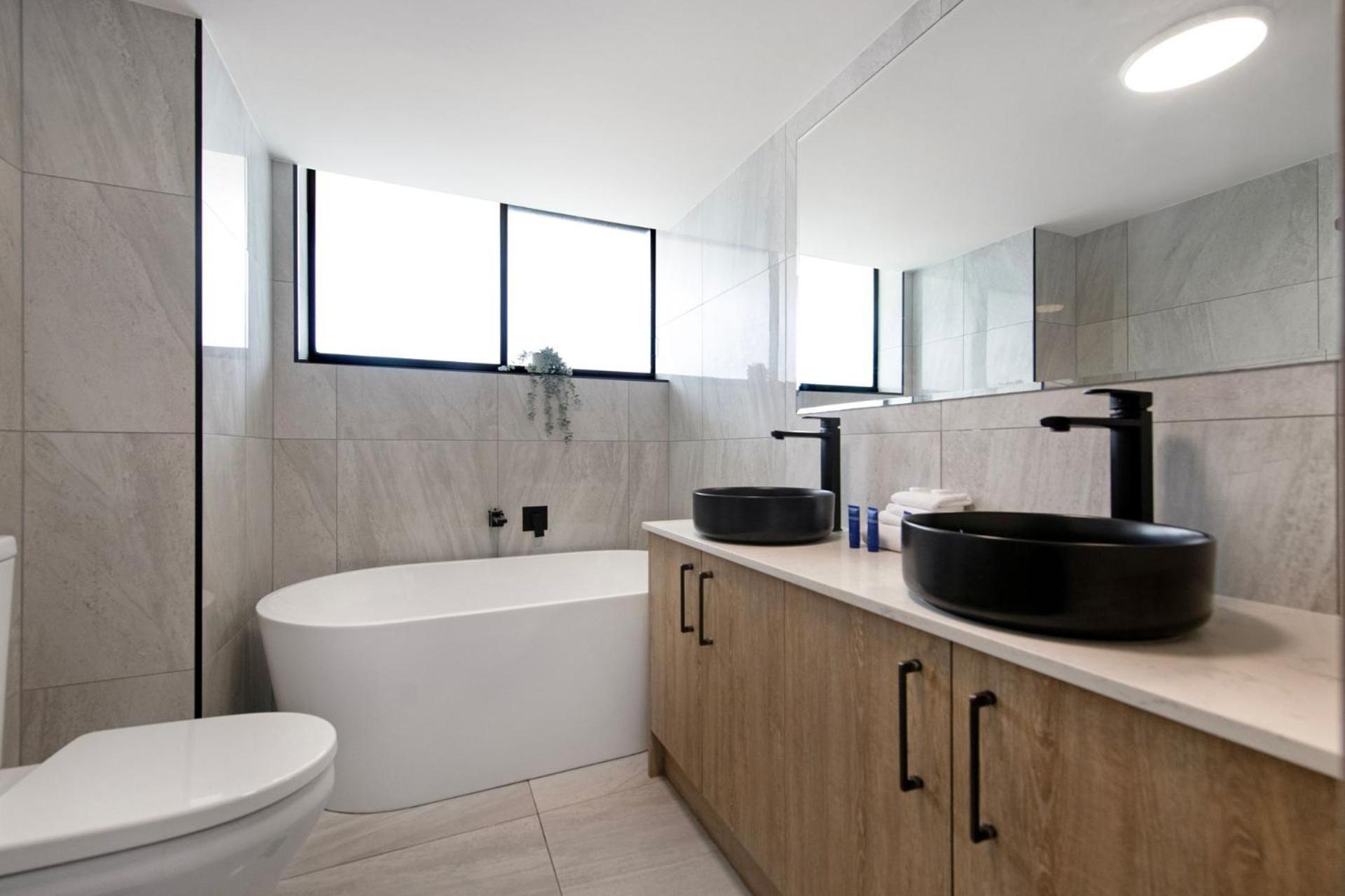 Imperial Surf Modern Beachfront - Coasthm Apartment