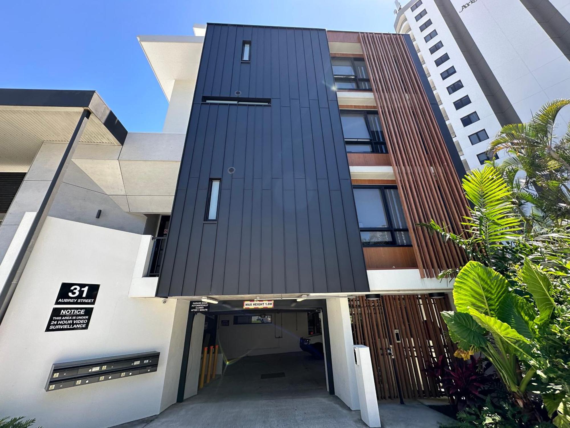 One Block From - New Building 3bd * Gold Coast