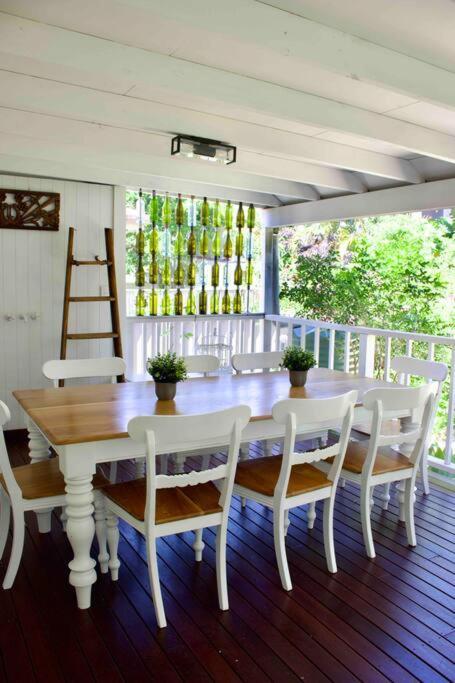 Timeless Elegance Executive With Water Views * Gold Coast