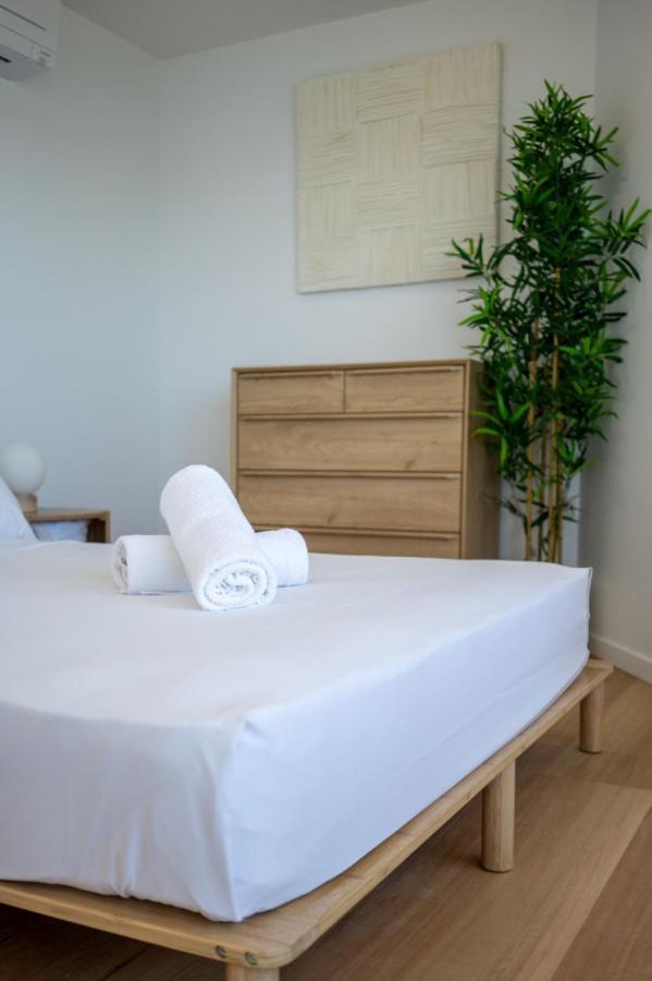 The Coastal - Fully Renovated Front 3br Apartment