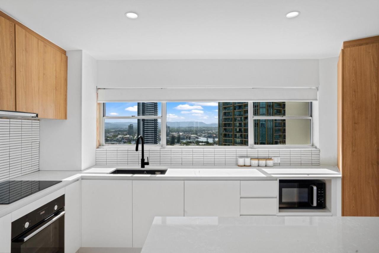The Coastal - Fully Renovated Front 3br Apartment Gold Coast
