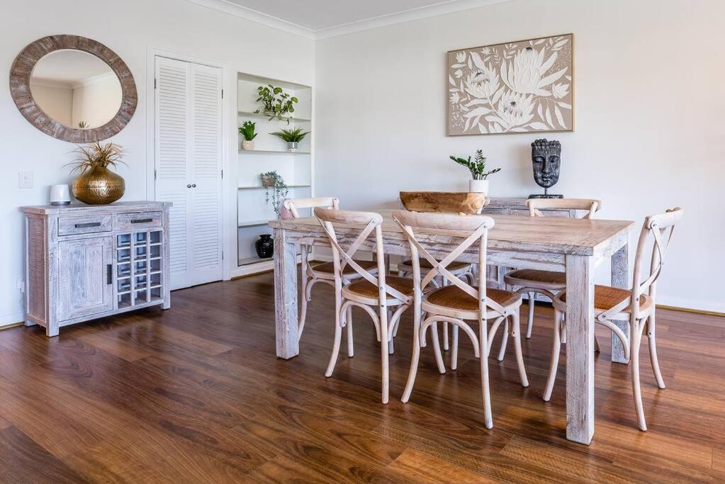 Apartment Relax In Style: 2br In Broadbeach Waters
