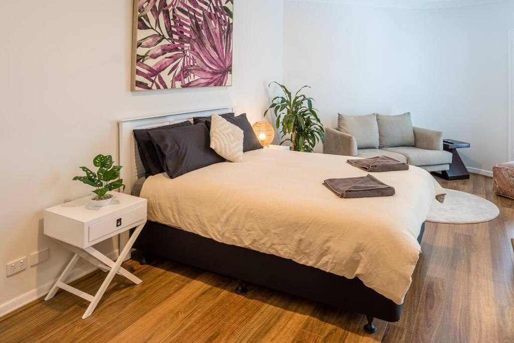 Relax In Style: 2br In Broadbeach Waters Apartment *