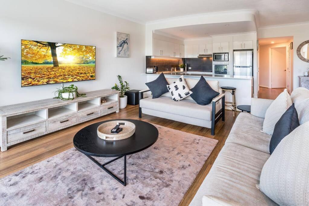 Apartment Relax In Style: 2br In Broadbeach Waters Gold Coast