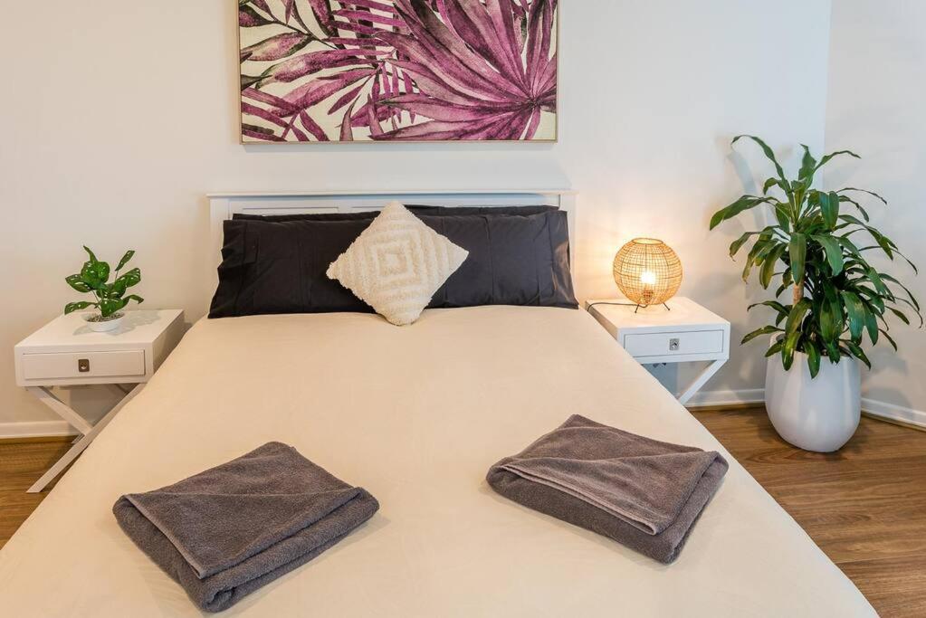 Relax In Style: 2br In Broadbeach Waters