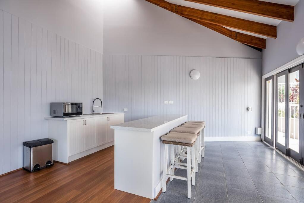 Relax In Style: 2br In Broadbeach Waters Apartment