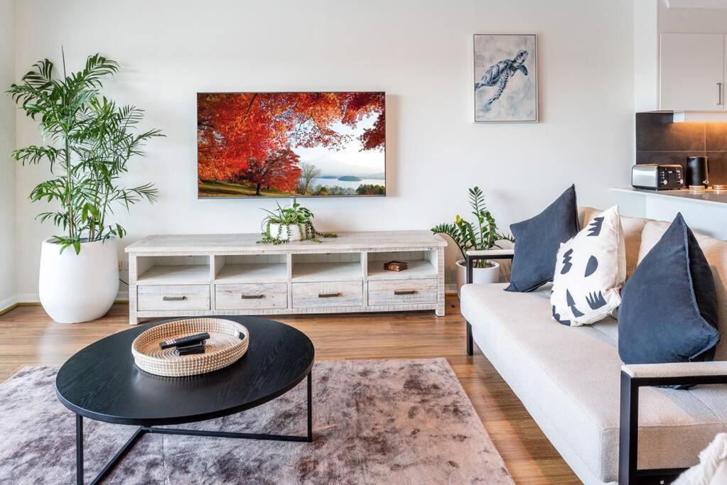 Relax In Style: 2br In Broadbeach Waters Apartment Gold Coast