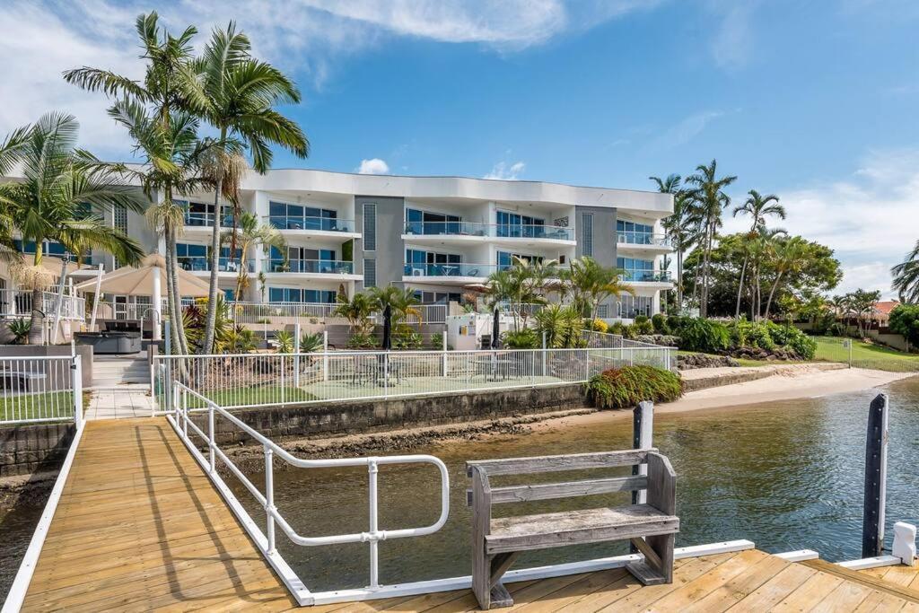 Relax In Style: 2br In Broadbeach Waters Apartment